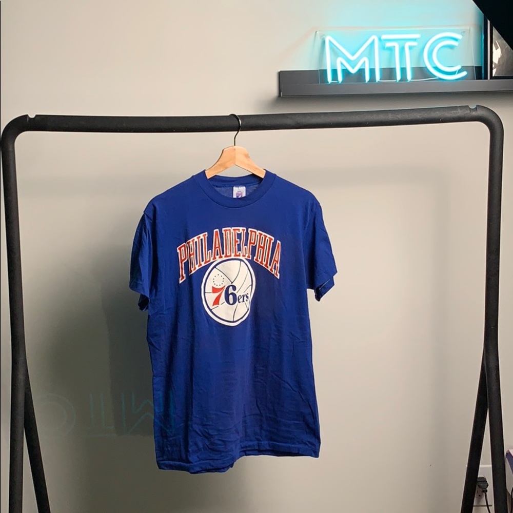 Logo 7 Philadelphia Sixers Tee